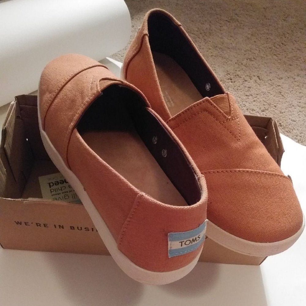 Women's Shoes 8 Toms Avalon Almond Canvas